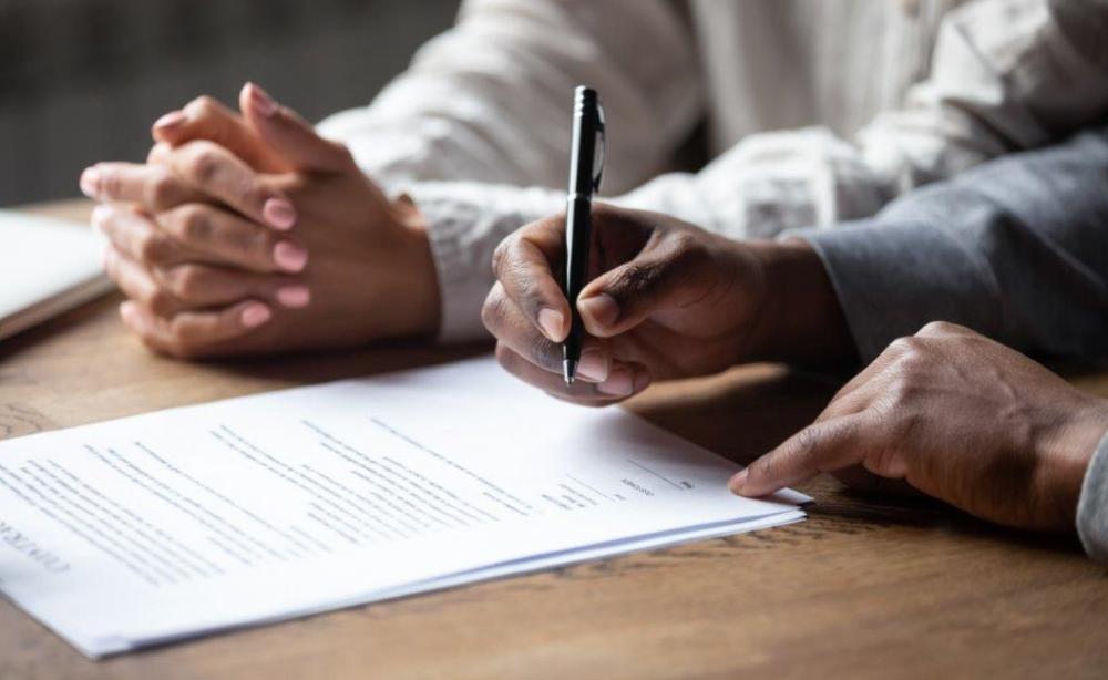 Deux personnes signant un contrat